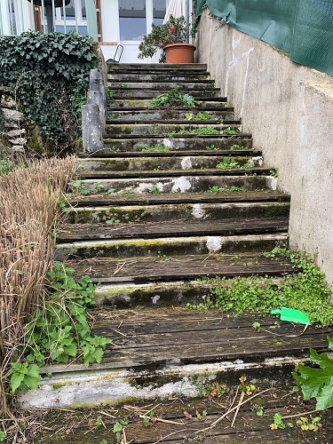 Escaliers avant décoration en mosaïque avec un mélange de matériaux